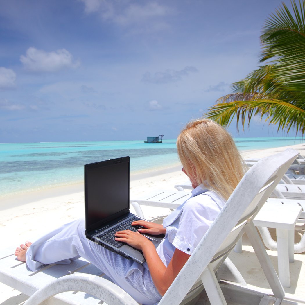 Удаленная работа андроидом. Женщина с ноутбуком на море. Девушка с ноутбуком на море. Человек с ноутбуком на пляже. Работа на ноутбуке на берегу моря.
